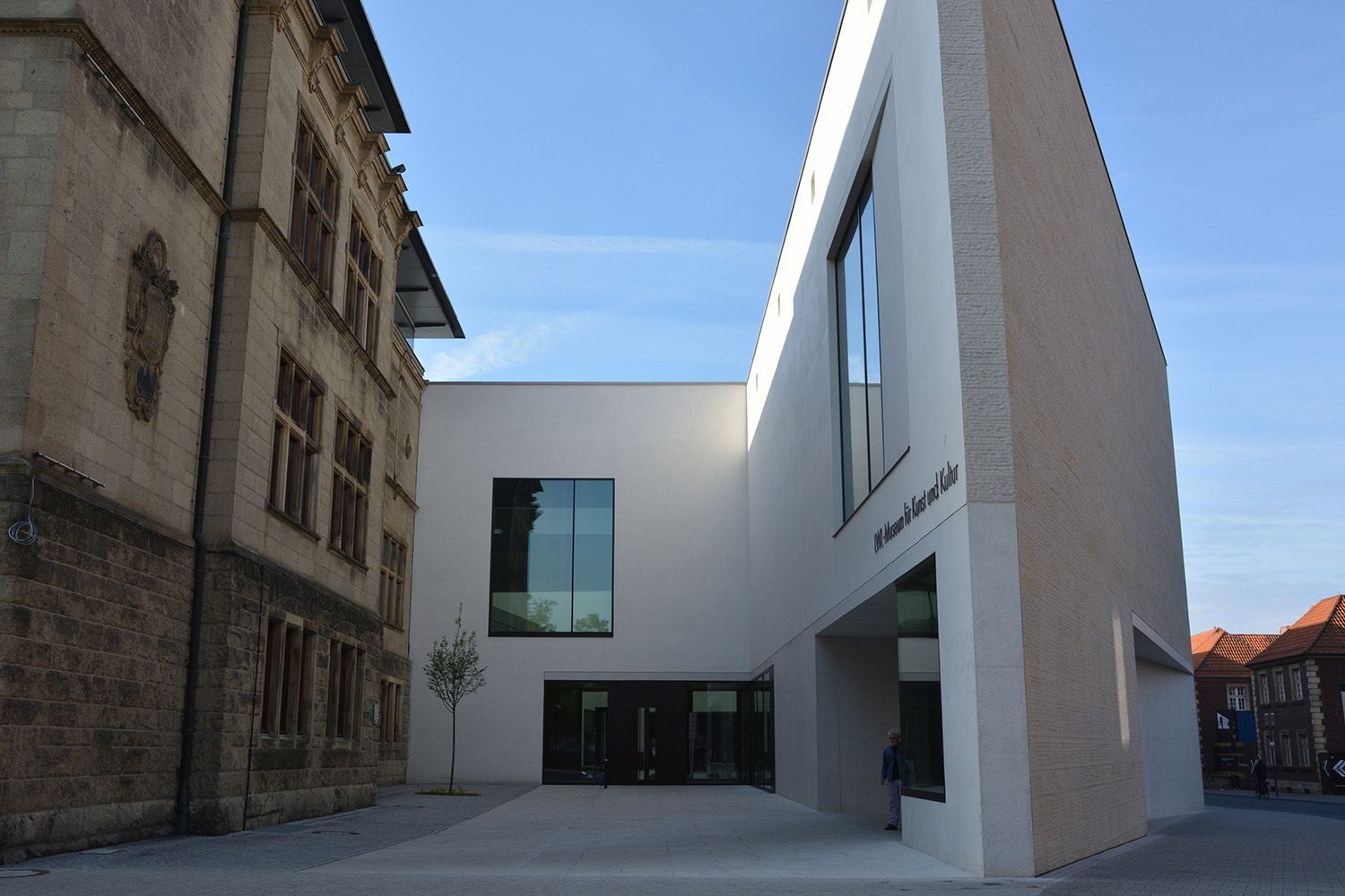 Ein Foto vom Landesmuseum mit blauen Himmel im Hintergrund