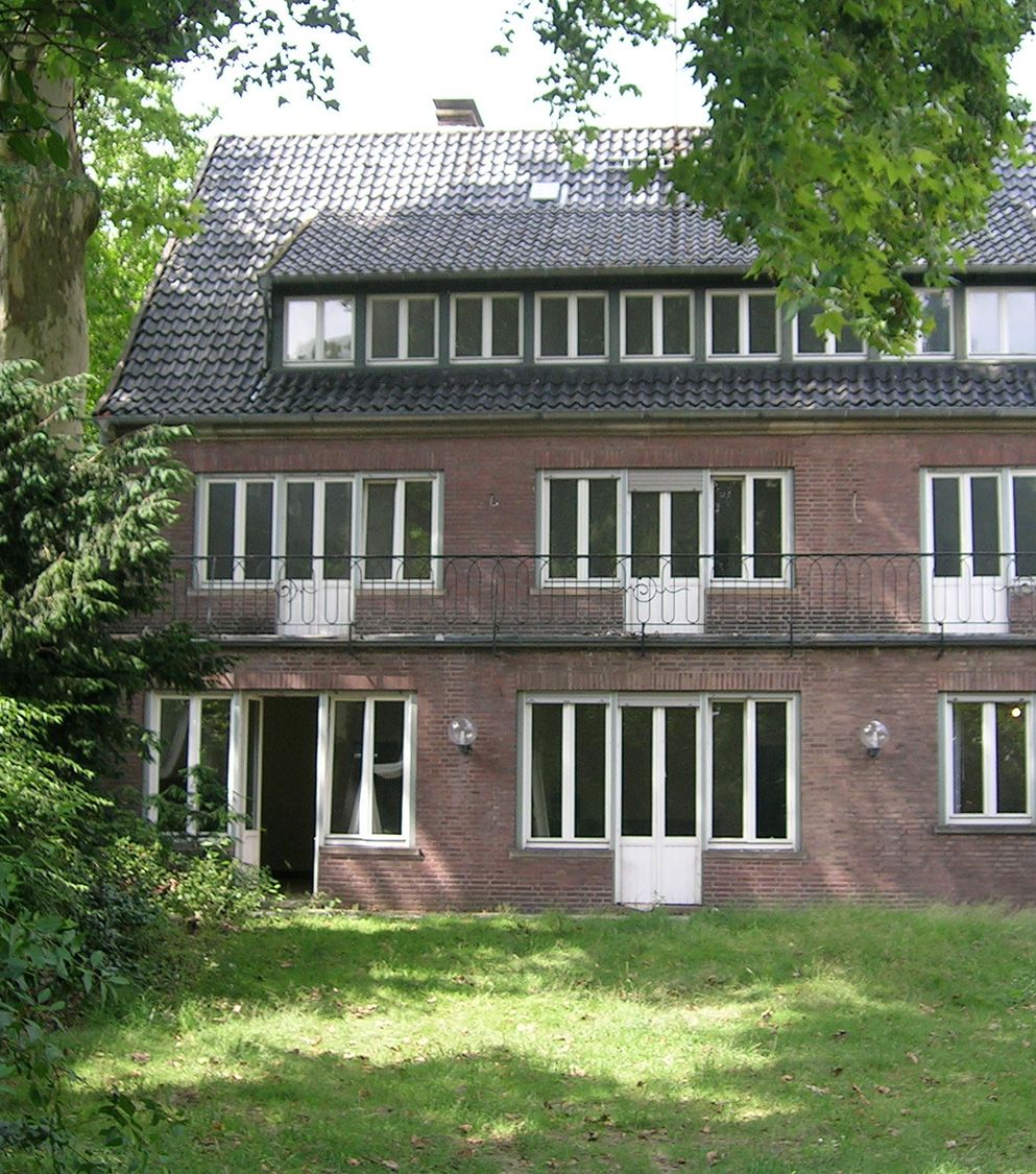 Eine zum Verkauf stehende Immobilie mit viel Grünfläche und Freiraum