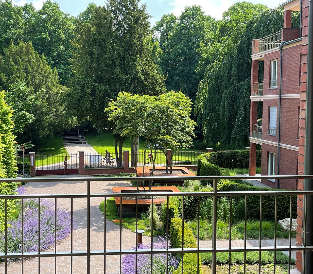 Ein moderner grüner Park in einem Wohnblock.