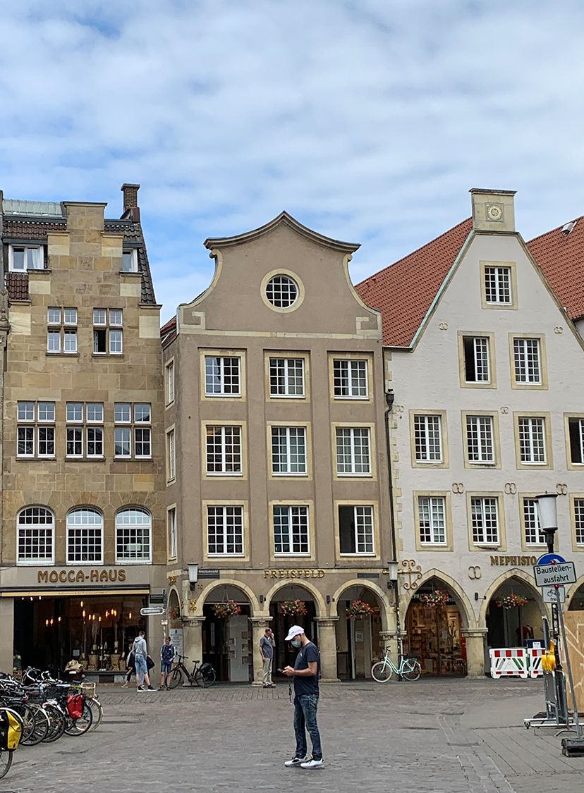 Altstadtgebäude mit einer belebten Innenstadt
